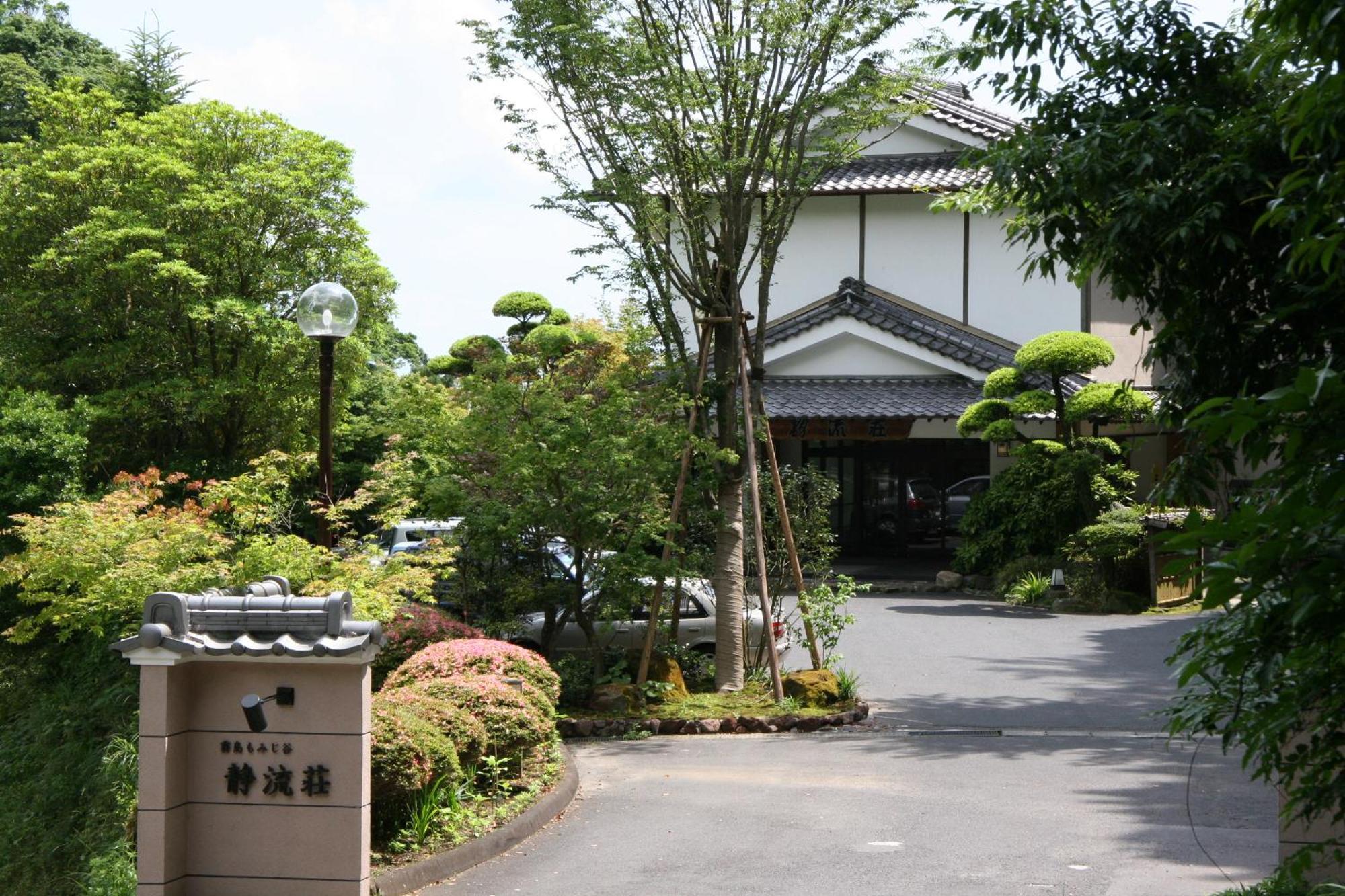 Отель Kirishima Momijidani Seiryuso Экстерьер фото